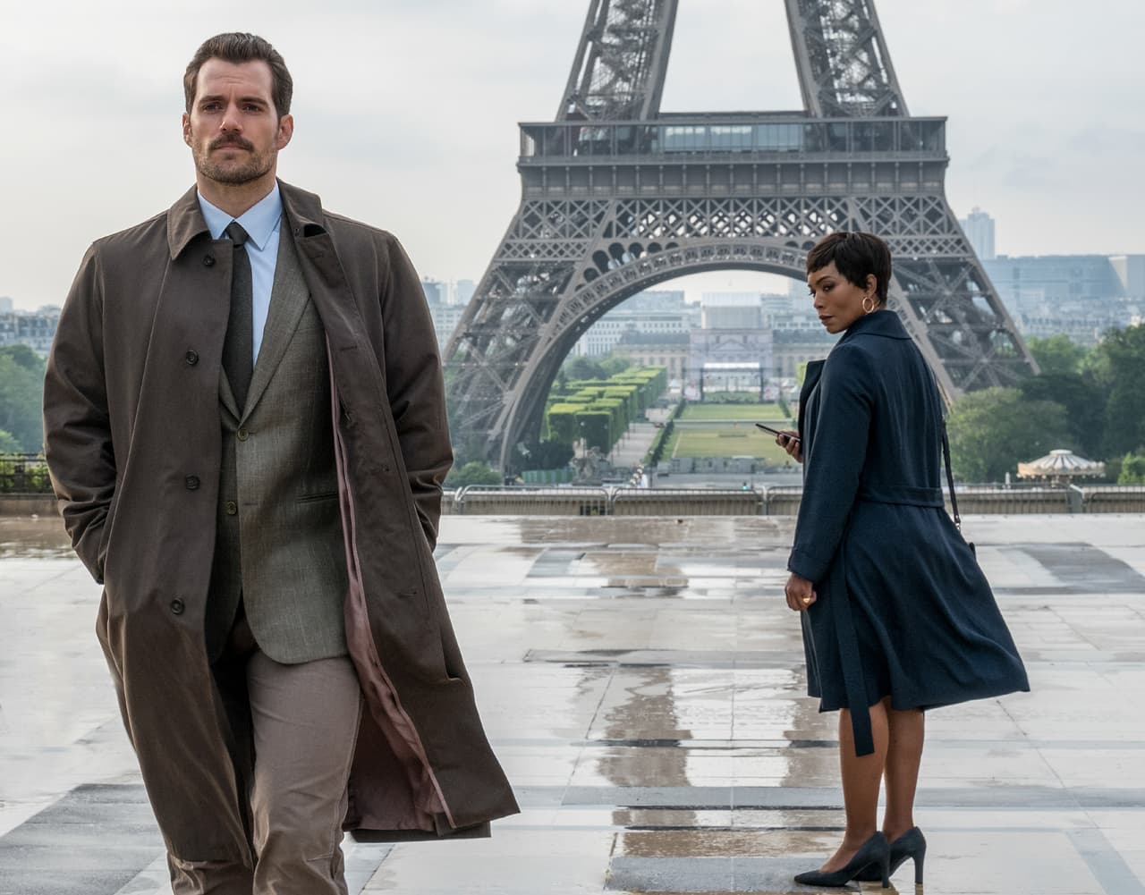 ¿Otros trabajos en el cine? Aquí lo vemos con Angela Bassett en 'Misión: Imposible - Repercusión'. También fue un espía en la película 'The Man from U.N.C.L.E.' interpretando a Napoleon Solo.