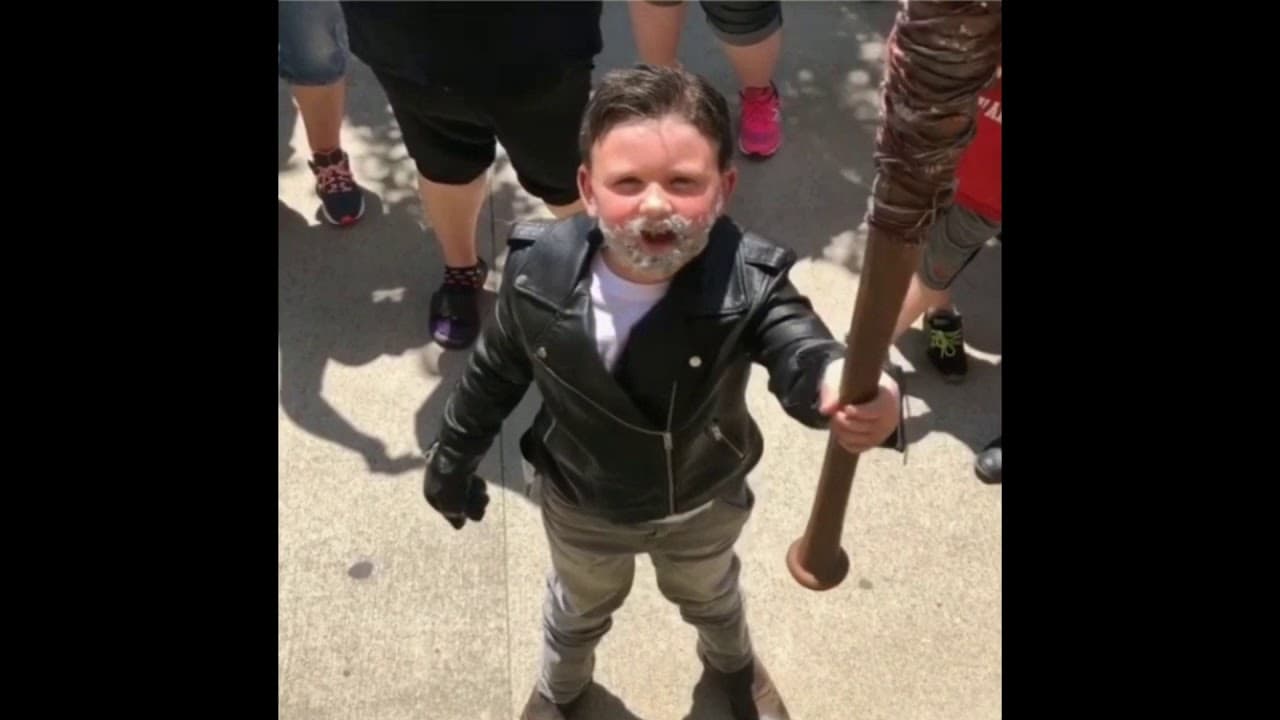 Lucille quiere ver acción. No importa si es un pequeño Negan.