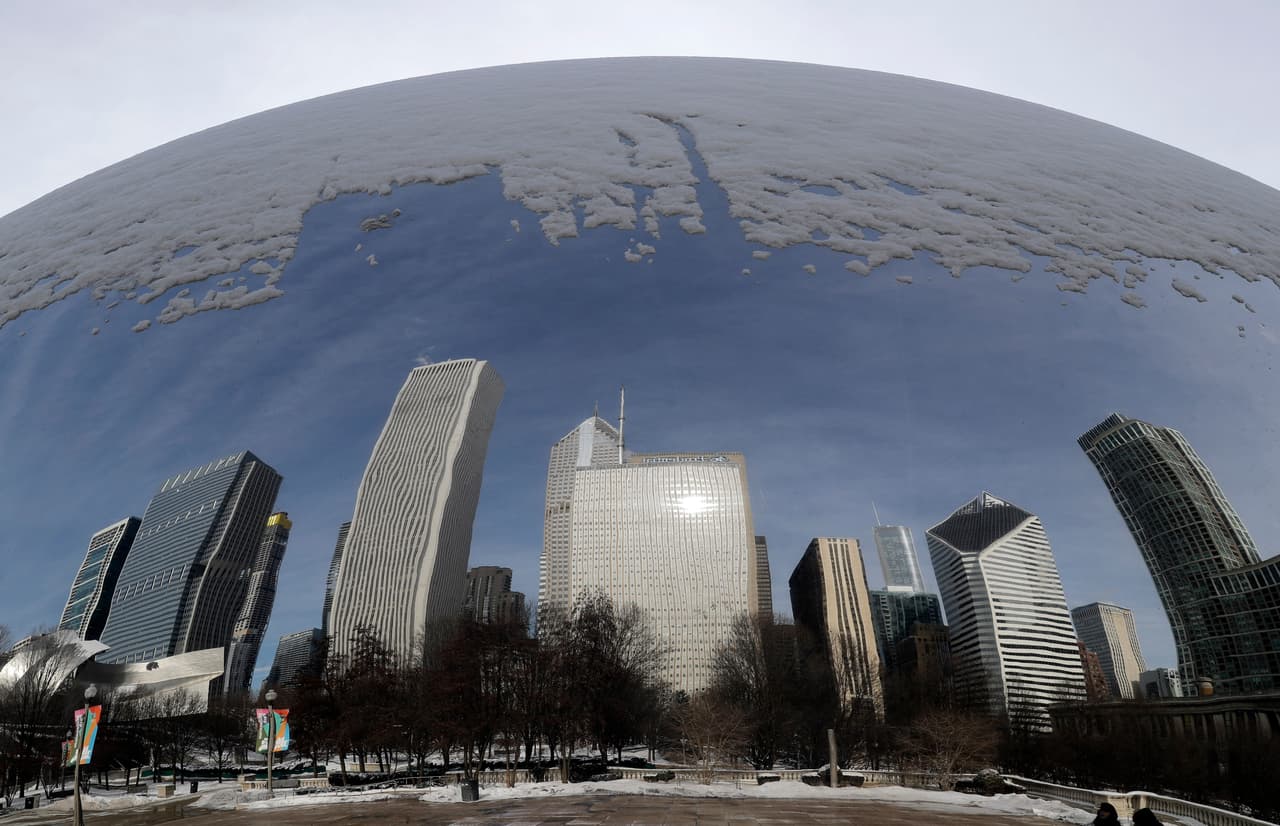 Hasta en la famosa escultura Cloud Gate (El Frijol) se puede ver la consecuencia de la helada.