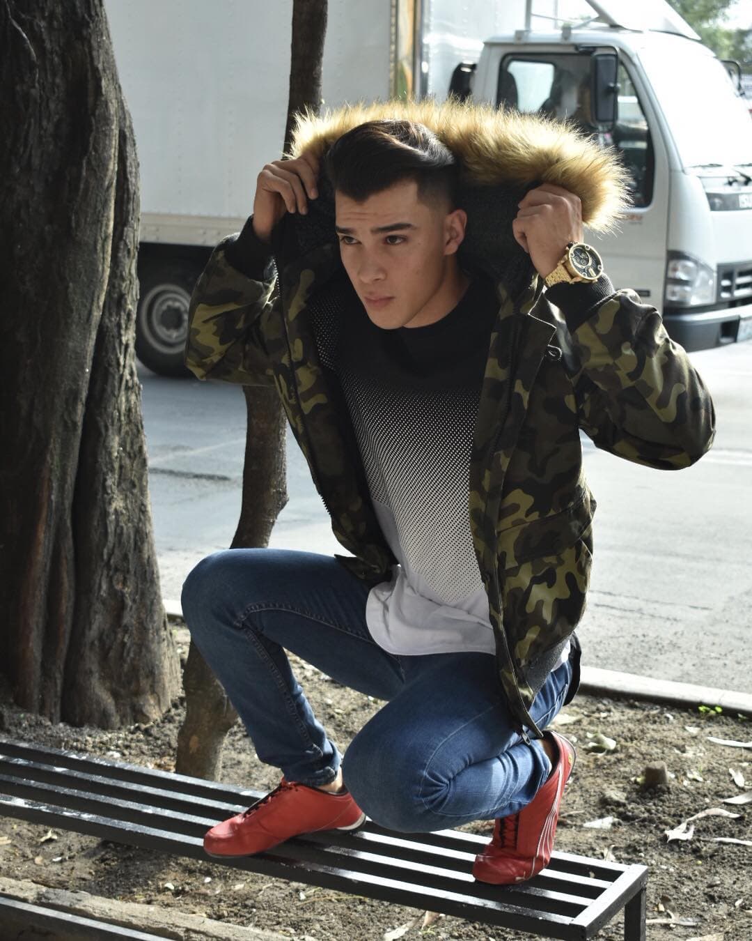 Brandon hace deporte desde los 14 años. “Empecé con el atletismo, después me gustó mucho el basquetbol, luego el futbol, luego el voleibol y ahí seguí una trayectoria hasta llegar al gimnasio y es lo que actualmente estoy practicando”, dijo en entrevista a Canal 5.