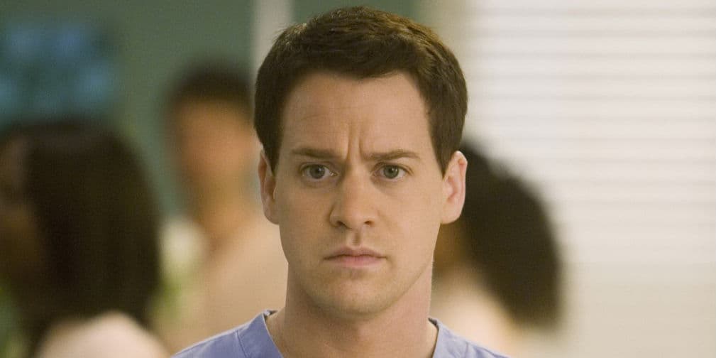 5. George O Malley en Greys Anatomy: Muere con la con la cara desfigurada pues ha sido atropellado por un autobús.