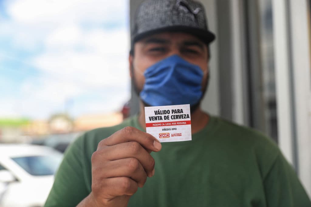 ¿Y mi México? Las filas también se hacen, a veces con cubrebocas y Susana Distancia, a veces no (aunque afortunadamente no hemos llegado a lo de la foto de arriba). En algunos lugares dan "fichas" para poder venderte la chela.