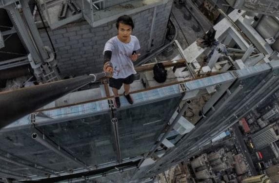Wu Yongning, conocido por filmarse y tomarse selfies desde lo alto de edificios, murió al caer desde una construcción de 62 pisos.