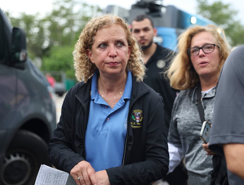 Congresistas de Florida inspeccionan las condiciones de los inmigrantes detenidos en Alcatraz de los Caimanes: ¿qué encontraron?