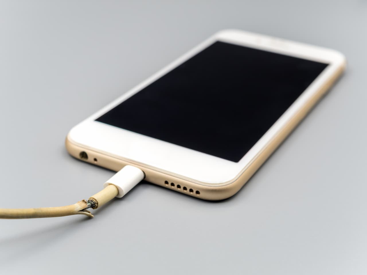 ¿El cable de tu iPhone tiene garantía de por vida en Apple?