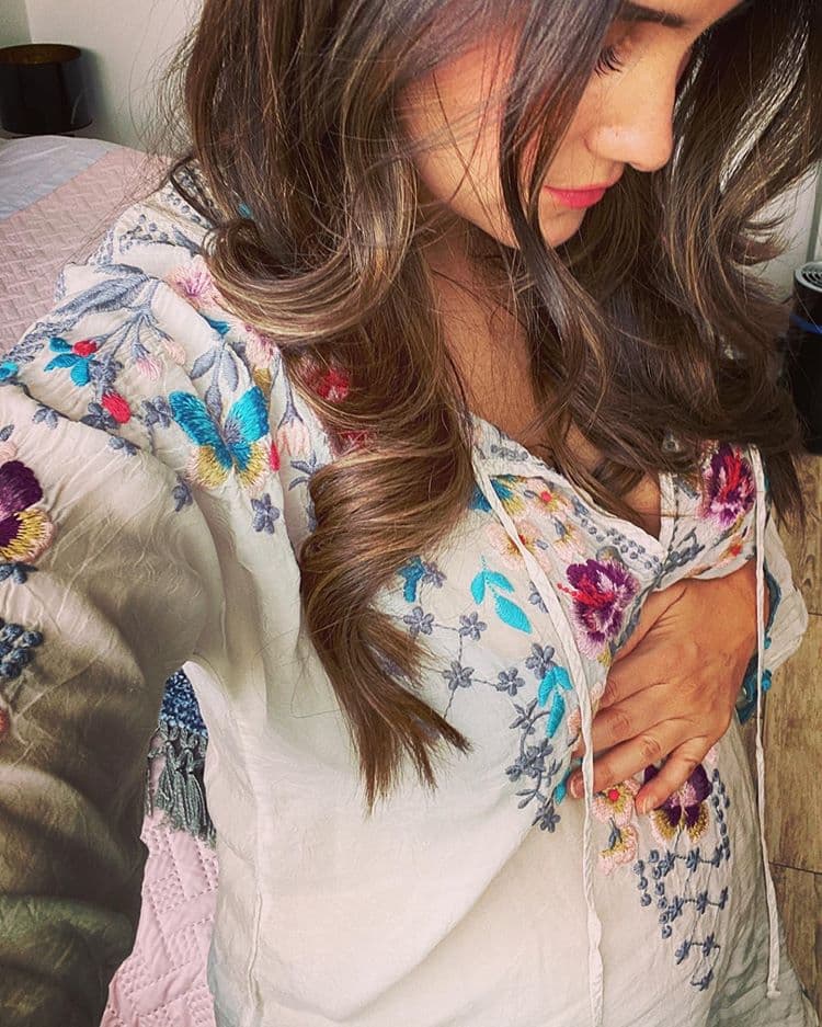 En cuanto a su vida sentimental, Dulce María se casó con Paco Álvarez en noviembre de 2019 y en junio de 2020 reveló que estaban esperando su primer hijo. “En medio de tanto caos e incertidumbre en el mundo, @pacoalvarezv y yo queremos compartirles una noticia que nos llena de amor, felicidad y gratitud. El milagro de la vida siempre encuentra la forma de manifestarse y ahora sí, estoy embarazada”, dijo la cantante en Instagram.