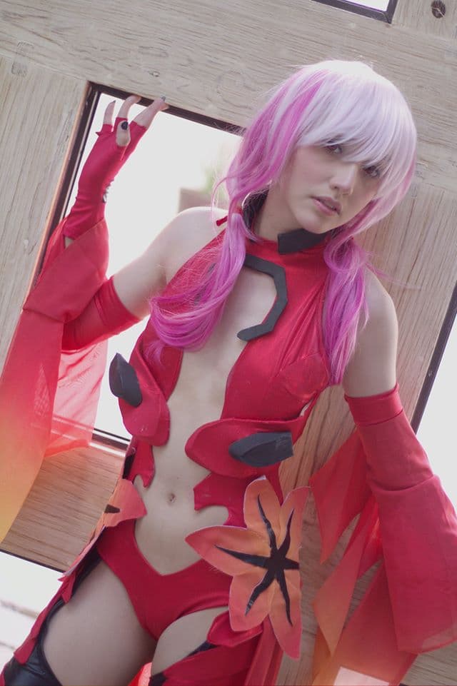 La Inori que presentó también muestra algo de sensualidad.
