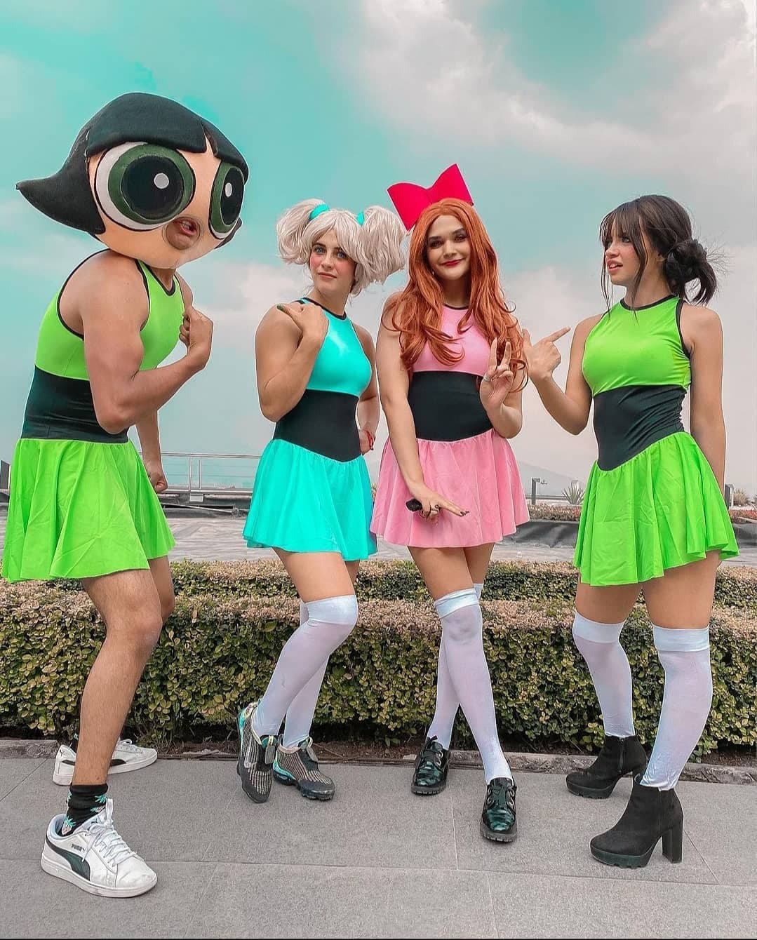 También le dio vida a Bellota de Las Chicas Superpoderosas, aquí la vemos al lado de la botarga, como en la caricatura.