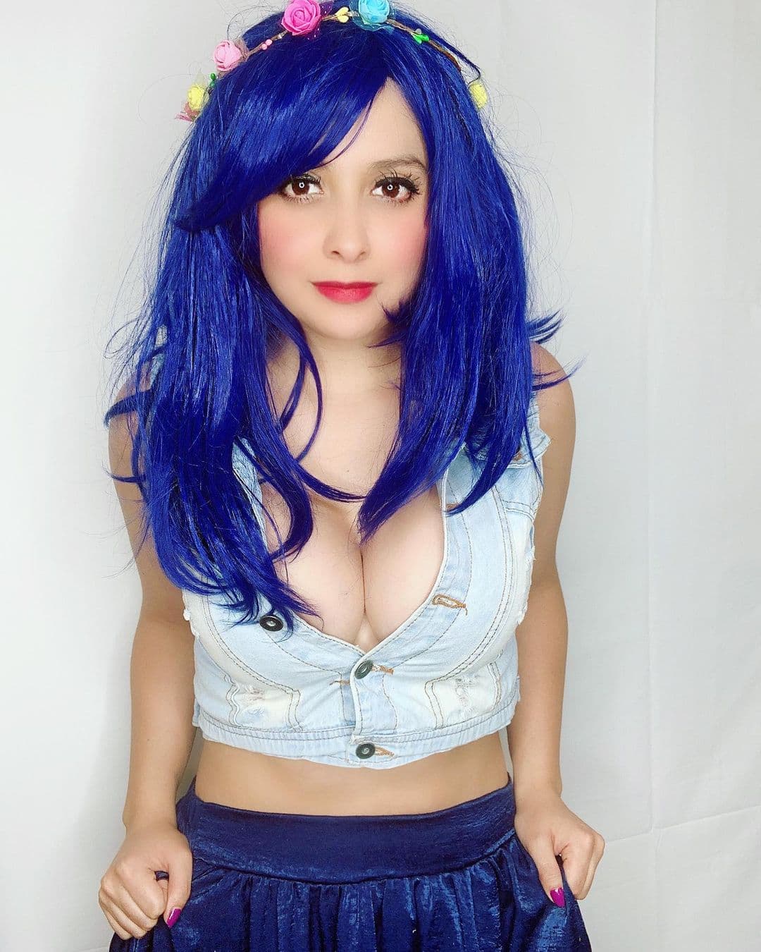 Y ya fuera del personaje, la también directora de doblaje compartió en sus redes algunas fotos en las que nos deja ver que el color azul le queda bastante bien.