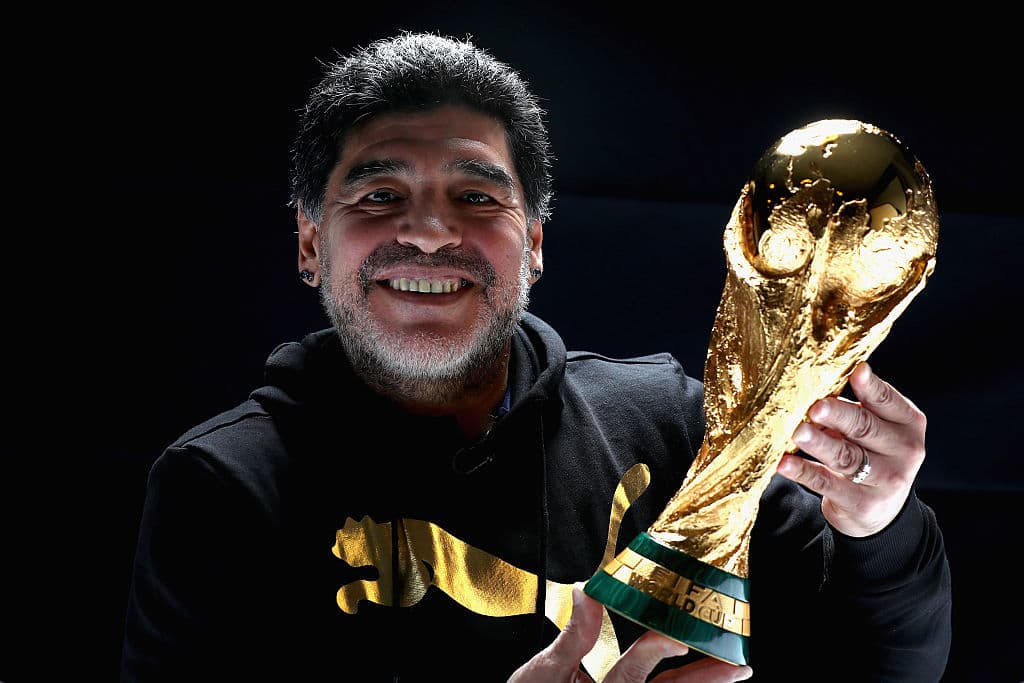 Diego Armando Maradona, uno de los futbolistas más famosos del mundo y que recientemente se desempeñó como director técnico, falleció este miércoles 25 de noviembre tras sufrir un paro cardiorrespiratorio en su casa, donde se instaló tras su operación en la cabeza, según reportó el diario Clarín. Para honrar su memoria te recomendamos algunas películas, documentales y series dedicadas a este gran deportista.