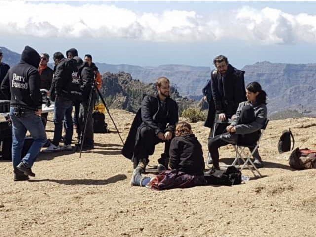 En Reddit se han filtrado imágenes de la filmación que mostrarían a la actriz Anya Chalotra encarnando al personaje de Yennefer, uno crucial en la trama.