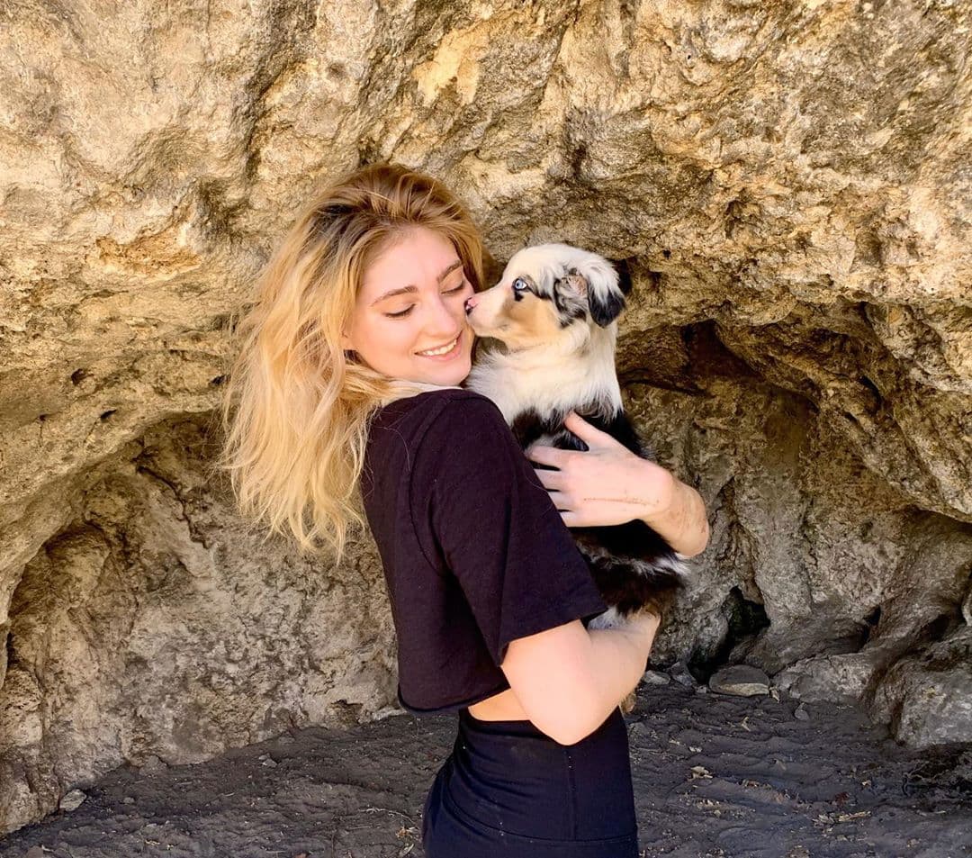 En marzo de este año adoptó a Levi, su nuevo perrito. “Si puedes adoptar, rescatar o acoger perros en este momento, por favor háganlo… por supuesto que nos necesitan, pero seamos honestos, los necesitamos”, escribió en Instagram.