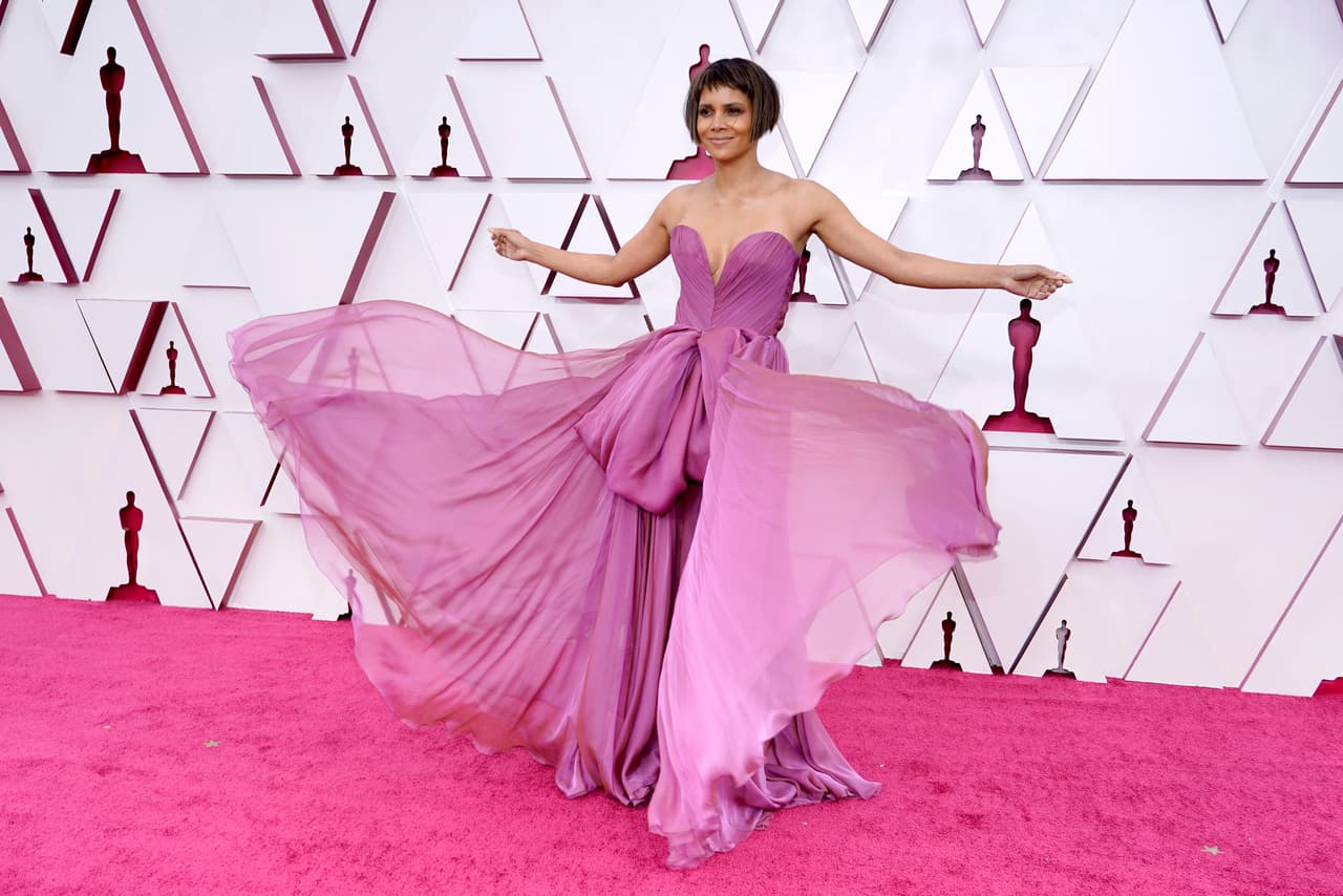 Halle Berry se dio vuelo, literal, para presumir su vestido, y cómo no lo iba a hacer si se trata de un evento tan importante como los son los Oscar.