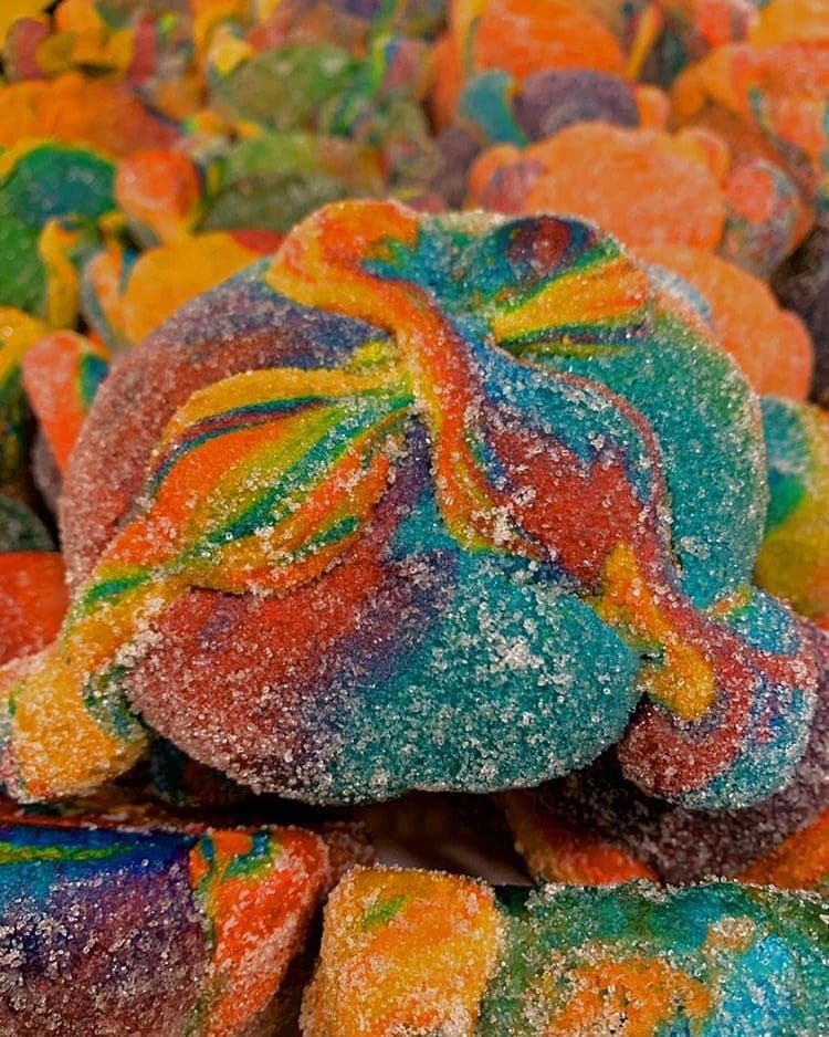 Incluso sacaron el el pan de muerto arcoiris en Rainbowbagelss.