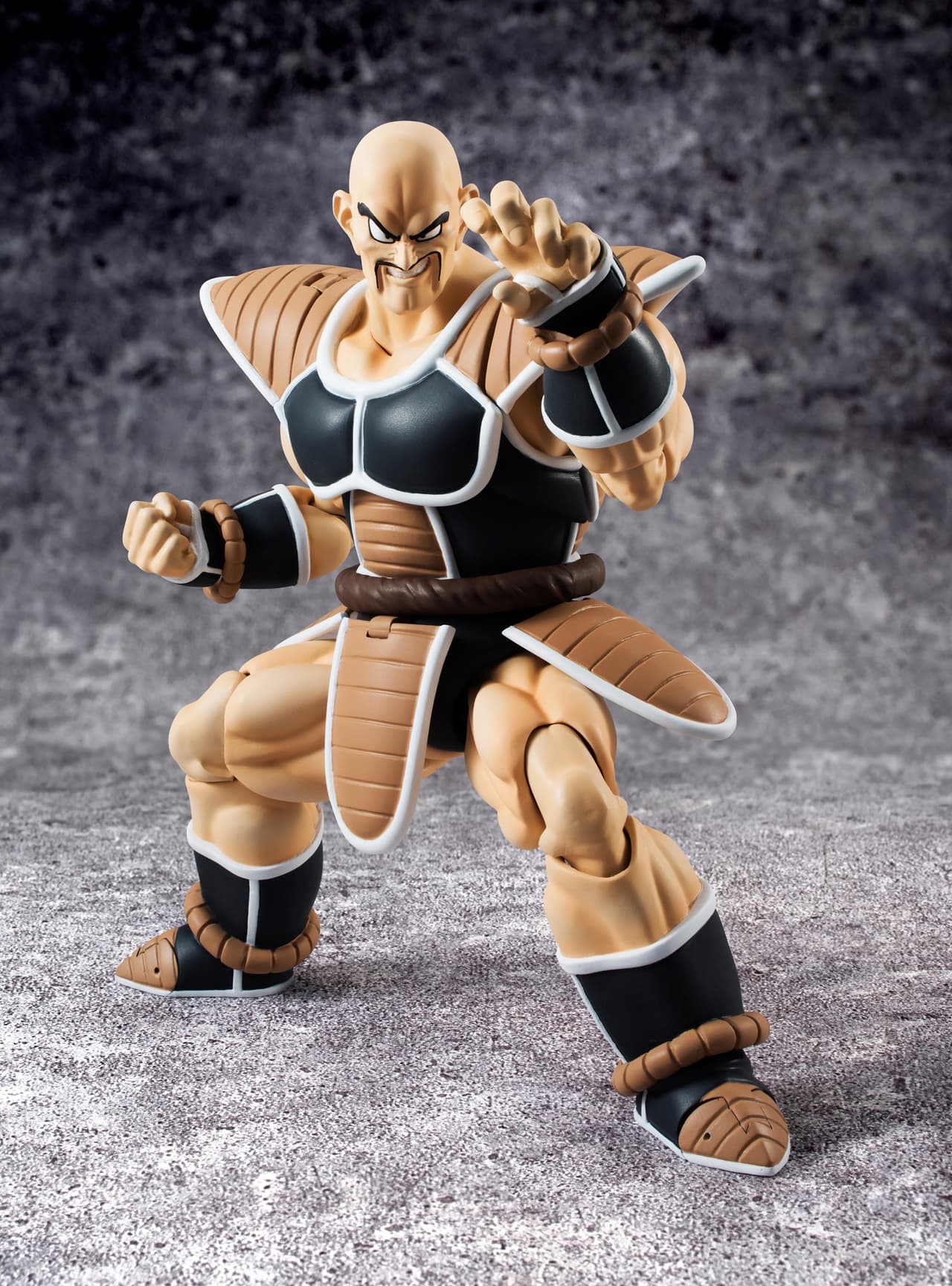 Nappa se me -figura- a Krillin en lo pelón