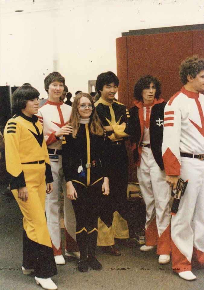 ¿Cómo era el Cosplay en el pasado? Esta galería quizá te sirva como ejemplo. Se trata de la Worldcon de 1983. Sí, una convención de ciencia ficción celebrada en Baltimore, Estados Unidos, hace 35 años. James Kaposztas, quien estuvo presente, compartió una sesión de fotos entre diversos cosplayers asistentes.