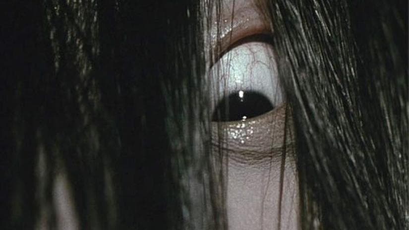 'El aro' es una de las más conocidas, su nombre original es 'Ringu' y salió en 1998 en Japón. La historia de la misteriosa niña que salía de un pozo y auguraba tu muerte en una llamada telefónica.