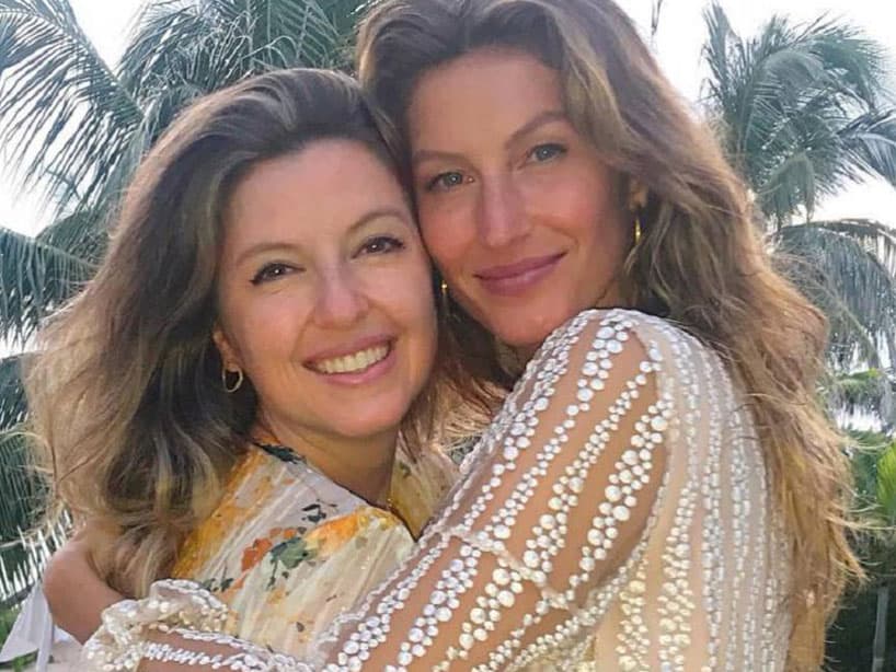 La súper modelo brasileña Gisele Bündchen no sólo tiene como familia a su marido, el QB Tom Brady. También tiene una hermana gemela llamada Patricia.