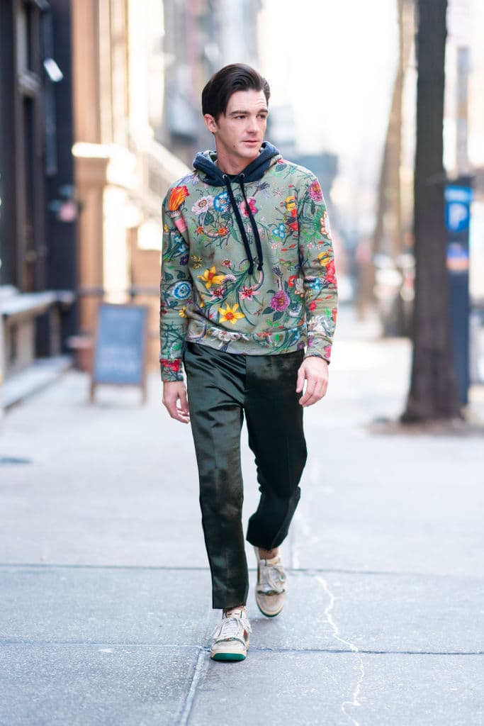Hasta cuando va por la calle parece que está modelando. Y su sudadera con estampado de flores no le queda a cualquiera.