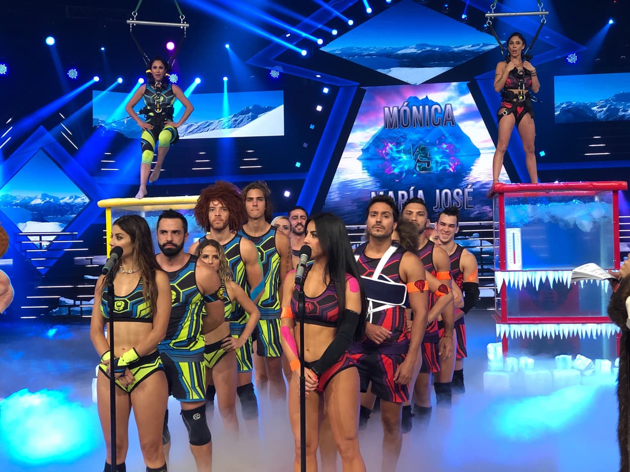 Más tarde, en las Preguntas Congeladas, María José y Mónica se vieron la cara nuevamente. La popular conductora de televisión fue la primera en sumergirse en el agua helada, después le tocó a la actriz, quien reclamaba a Mauricio la temperatura del tanque. Por su parte, Tania bromeaba con su compañero al decir que quizá “habría problemas maritales”.