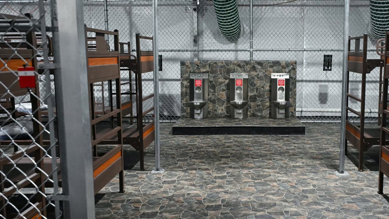 Familias denuncian que detenidos en polémico centro en Florida no aparecen en registros
