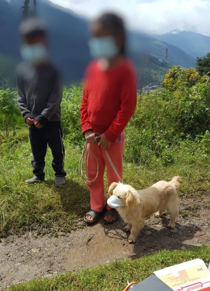 ¡Qué ternura! Niños llevan a su perrito a vacunar con cubrebocas y se hace viral