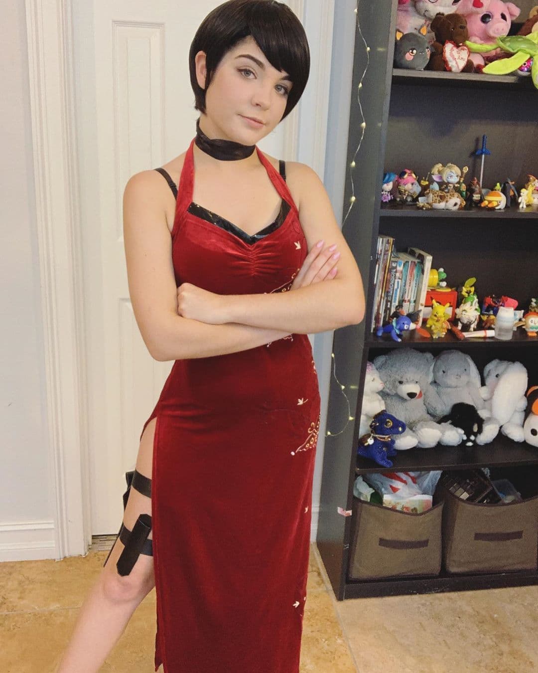 Su nombre es Elizabeth, aunque en esta foto encarna a Ada Wong, la agente secreta que sale en varias entregas de Resident Evil.