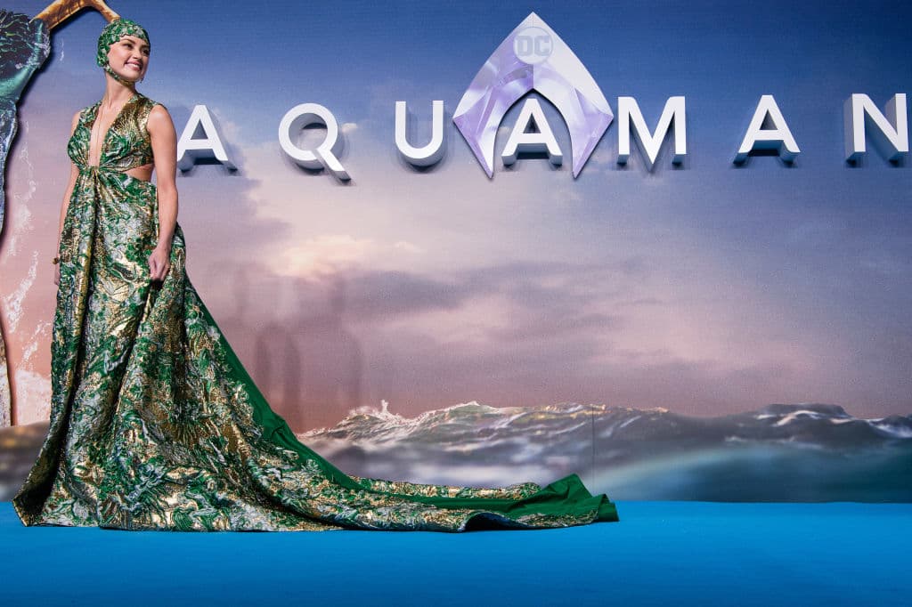 Mostró una mueca de alegría aún usandon ese gorro en al estreno mundial de "Aquaman" en Cineworld Leicester Square el 26 de noviembre de 2018 en Londres, Inglaterra.