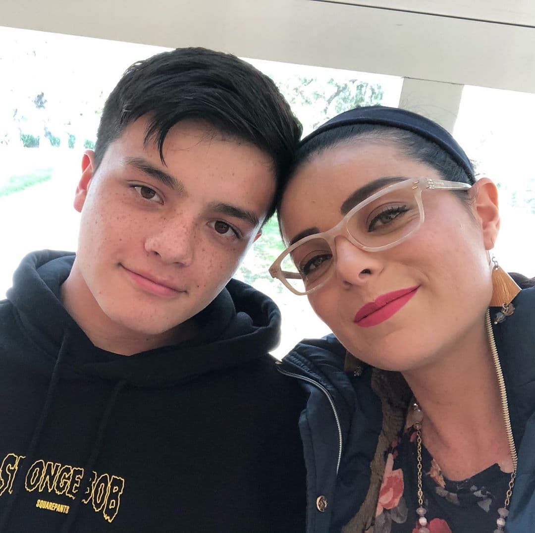 El primogénito de Violeta se llama Omar Alexis. A la fecha Omar ya es todo un adolescente bien parecido. Aún no sabemos si siga los pasos de su talentosa madre, pero nosotros agradecemos a Violeta el que no haya dejado su carrera al haber sido una madre muy joven.