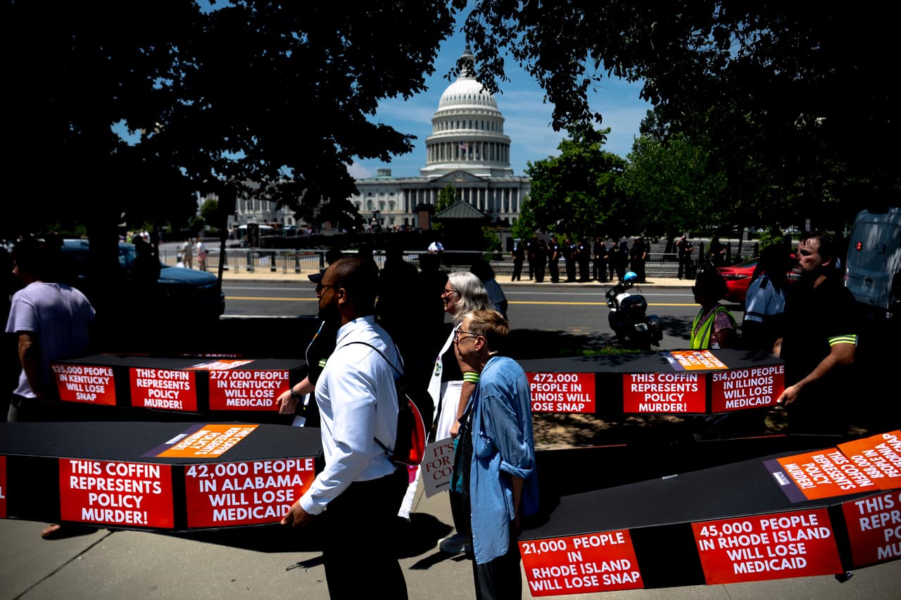 Medicaid, impuestos, deportaciones: ¿cómo te afecta el paquete fiscal de Trump?