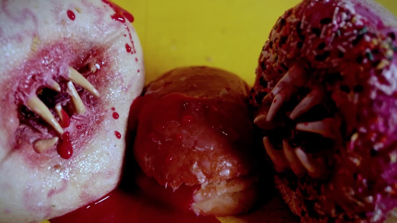 Attack of the Killer Donuts (2016): Un extraño homenaje al "Ataque de los tomates asesinos", sólo que en esta trama el científico loco en turno crea donas colmilludas con sed de sangre. Acción, comedia y horror combinados.