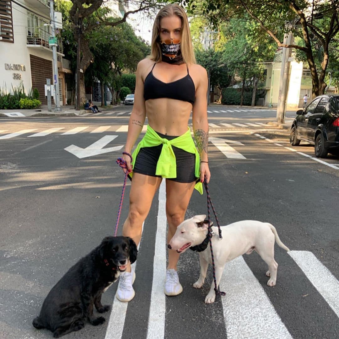 ¿Sabías que tiene dos perros?