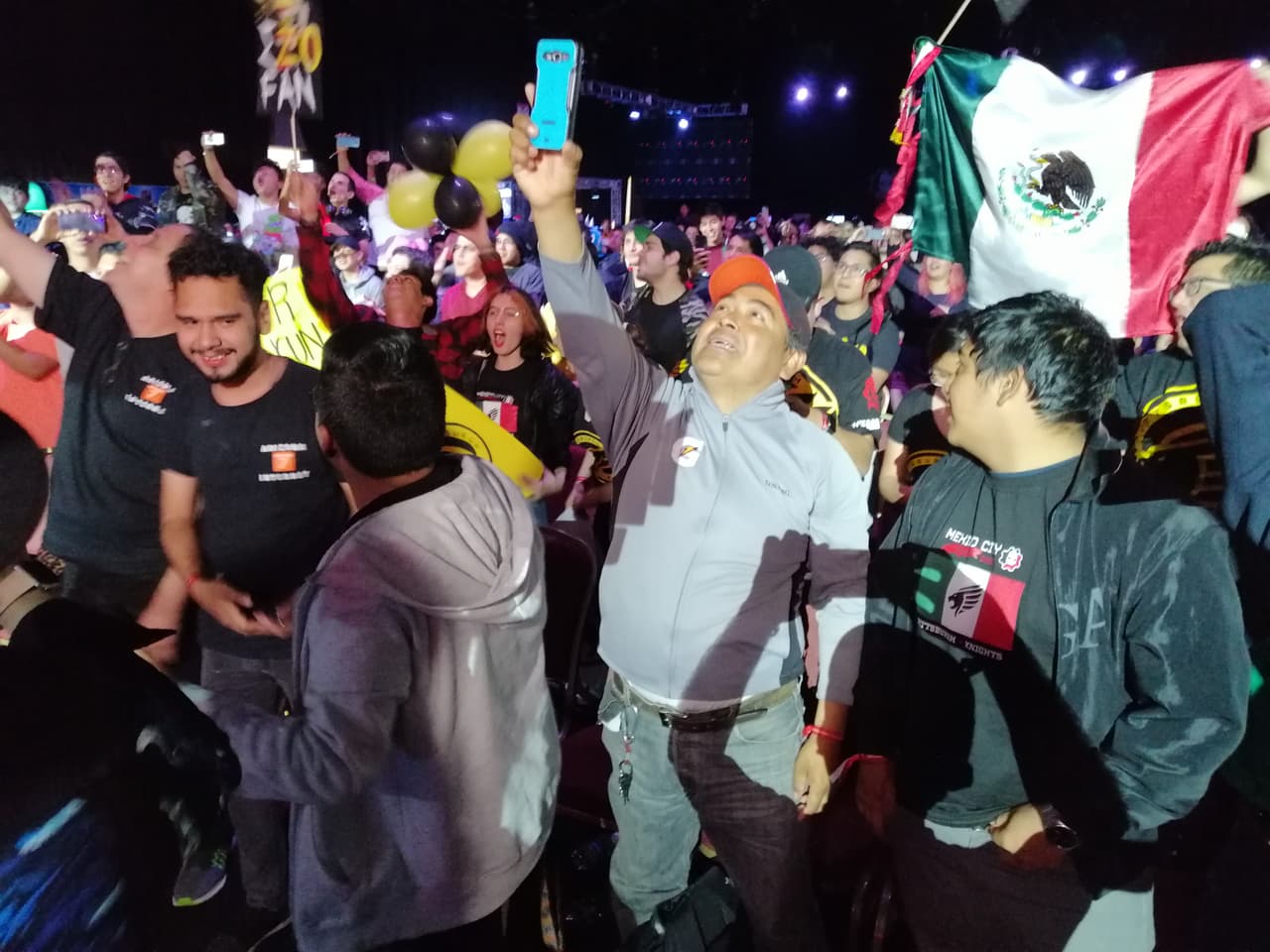 La gente acompañó a la representación mexicana con mucho espíritu.