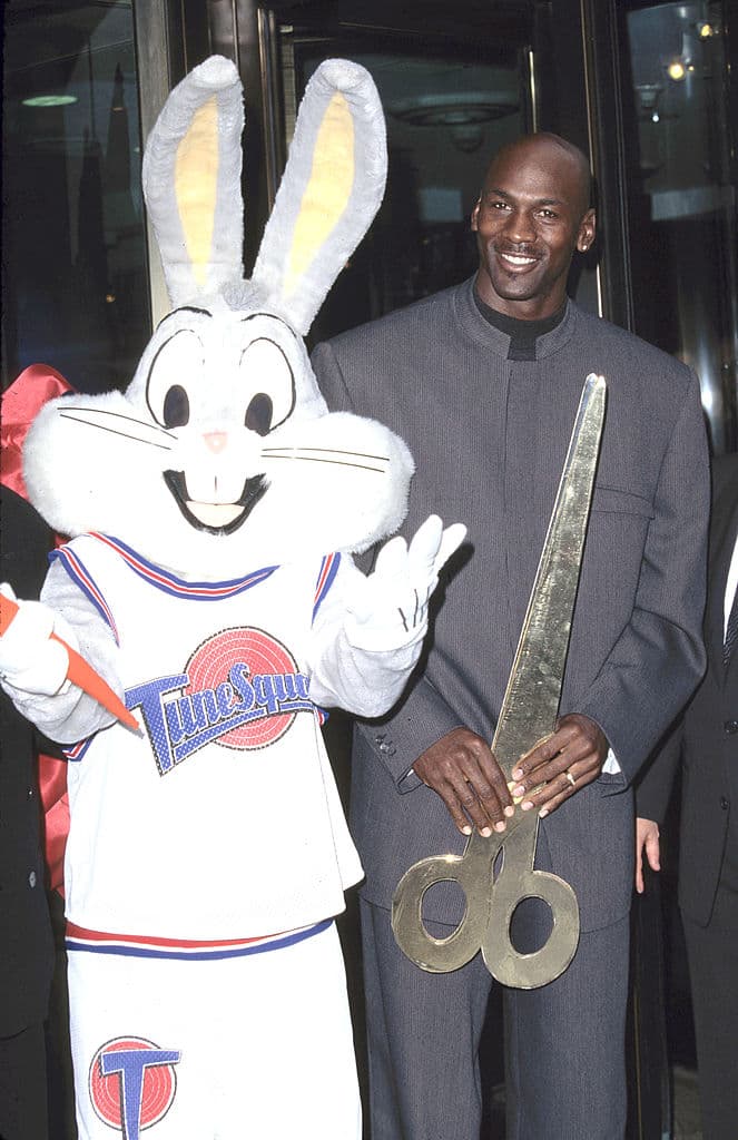 En 2013, Bugs rompió el récord y se convirtió en el personaje animado que ha aparecido en más películas, y cómo olvidarnos de ‘Space Jam’ de 1996.