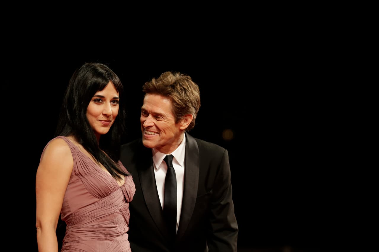 Quédate con quien te vea como Willem Dafoe a Giada Colagrande. Esta pareja se casó en 2005 y desde entonces han hecho cine juntos.