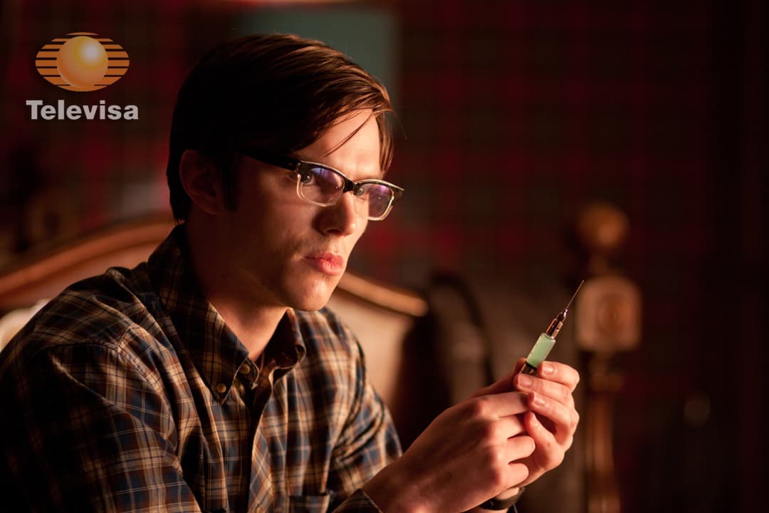 Nicholas Hoult como Hank McCoy (Bestia), joven científico que se transforma en un mutante de temible aspecto en un intento de encontrar la cura de su mutación