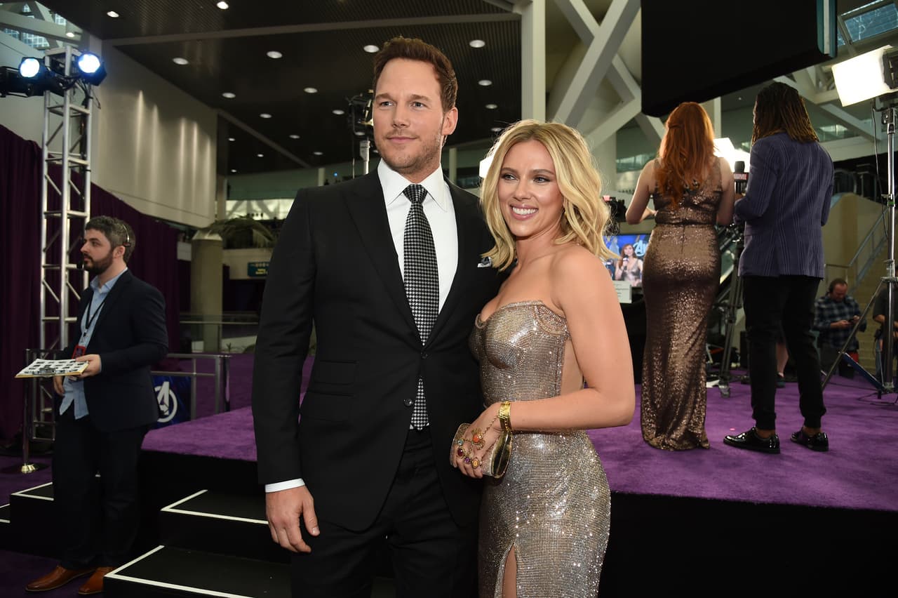 Chris Pratt y Scarlett Johansson asistieron a la alfombra morada de 'Avengers: Endgame', realizada en Los Ángeles, California. Pratt lució un traje negro, mientras que Johansson usó un vestido brilloso. Además, la actriz utilizó una joya que hacía referencia a las gemas del infinito.