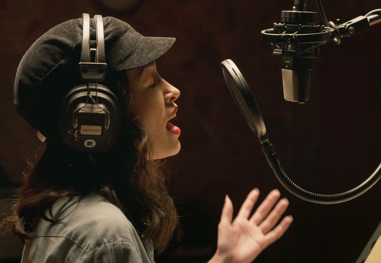 ¿Te diste cuenta que en el tráiler ya aparece Yolanda Saldívar, quien cumple una cadena perpetua por el asesinato de la cantante?