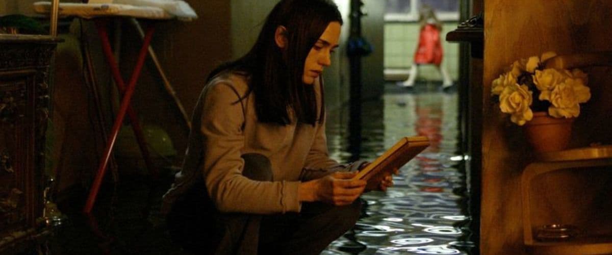 En 2005, Estados Unidos sacó su propia versión con el mismo nombre, protagonizada por Jennifer Conelly. Aunque se apega al guión de la primera, no da el mismo miedo.