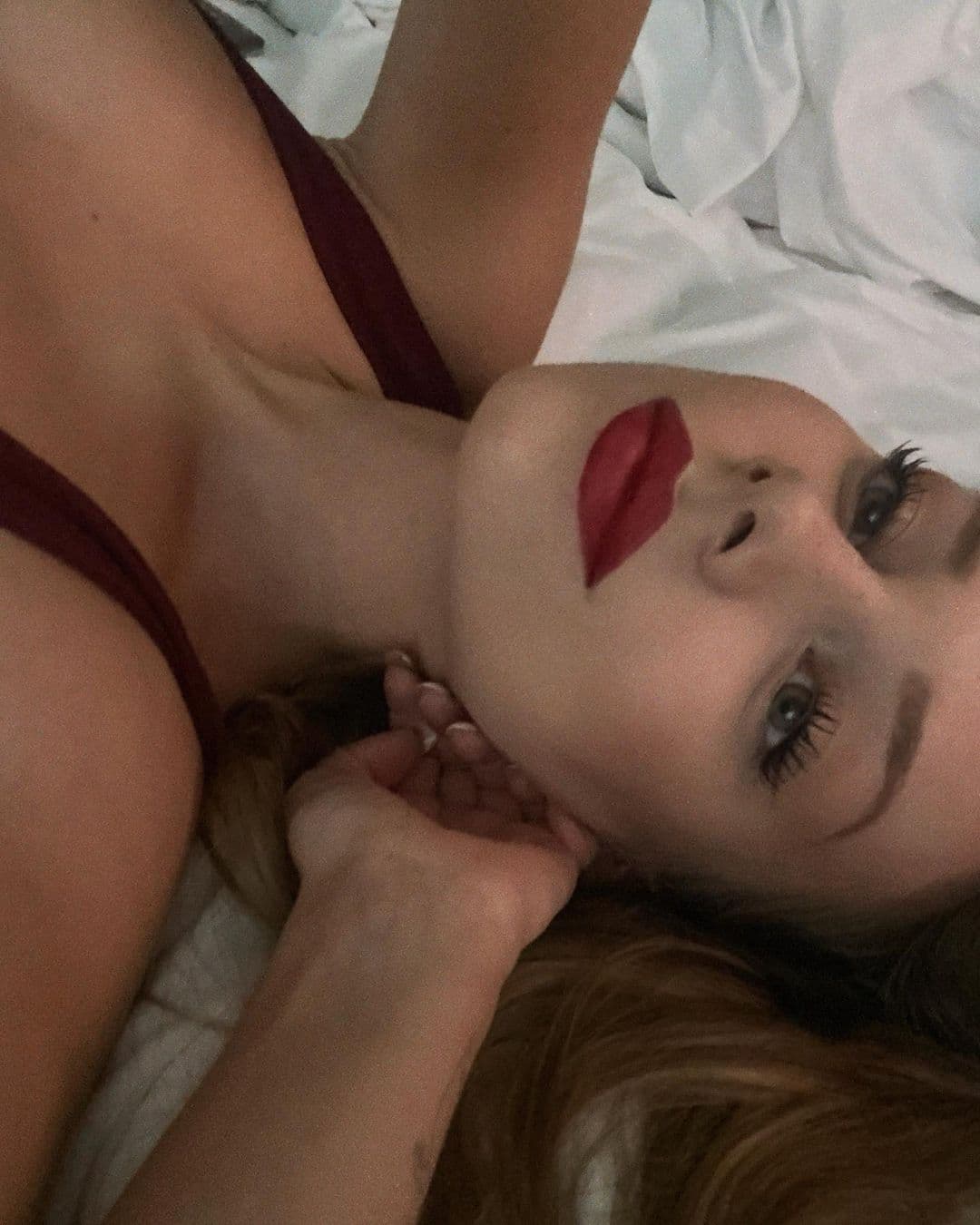 En entrevista para Vogue México y Latinoamérica, Ester compartió que uno de sus talentos ocultos es el baile, aunque nunca lo ha hecho de forma profesional, además le encanta bucear.