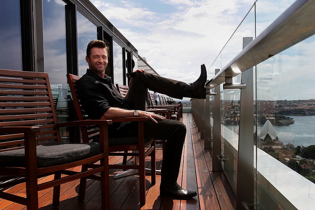 Jackman tiene un título en Comunicación con especialización en Periodismo, esto lo estudió en la Universidad de Tecnología de Sydney. Después de graduarse, entró en la Academy of Performing Arts e inmediatamente después le ofrecieron un papel protagónico en el drama 'Correlli' (1995), junto a su futura esposa Deborra-Lee Furness (quien es 13 años mayor que él).