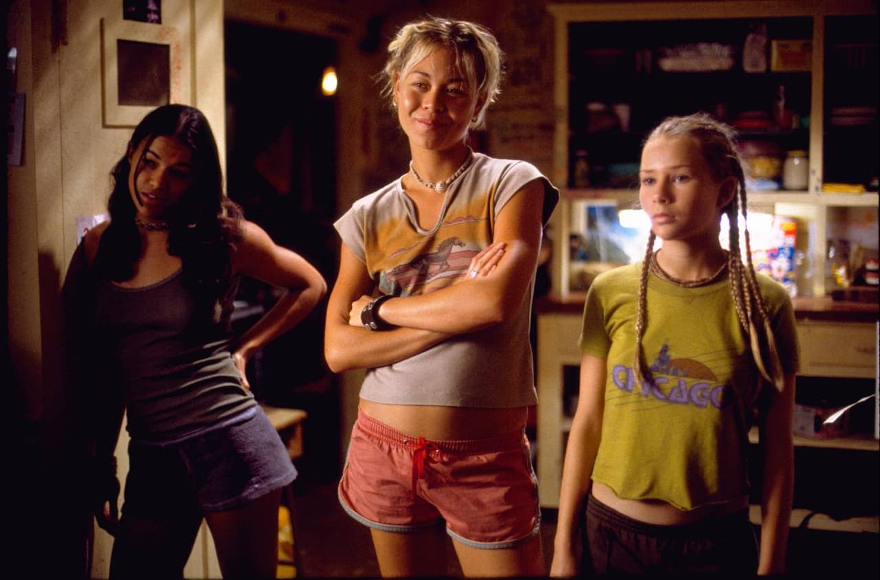 Kate Bosworth, Michelle Rodríguez, Matthew Davis, Sanoe Lake y Mika Boorem protagonizan 'Olas Salvajes'.