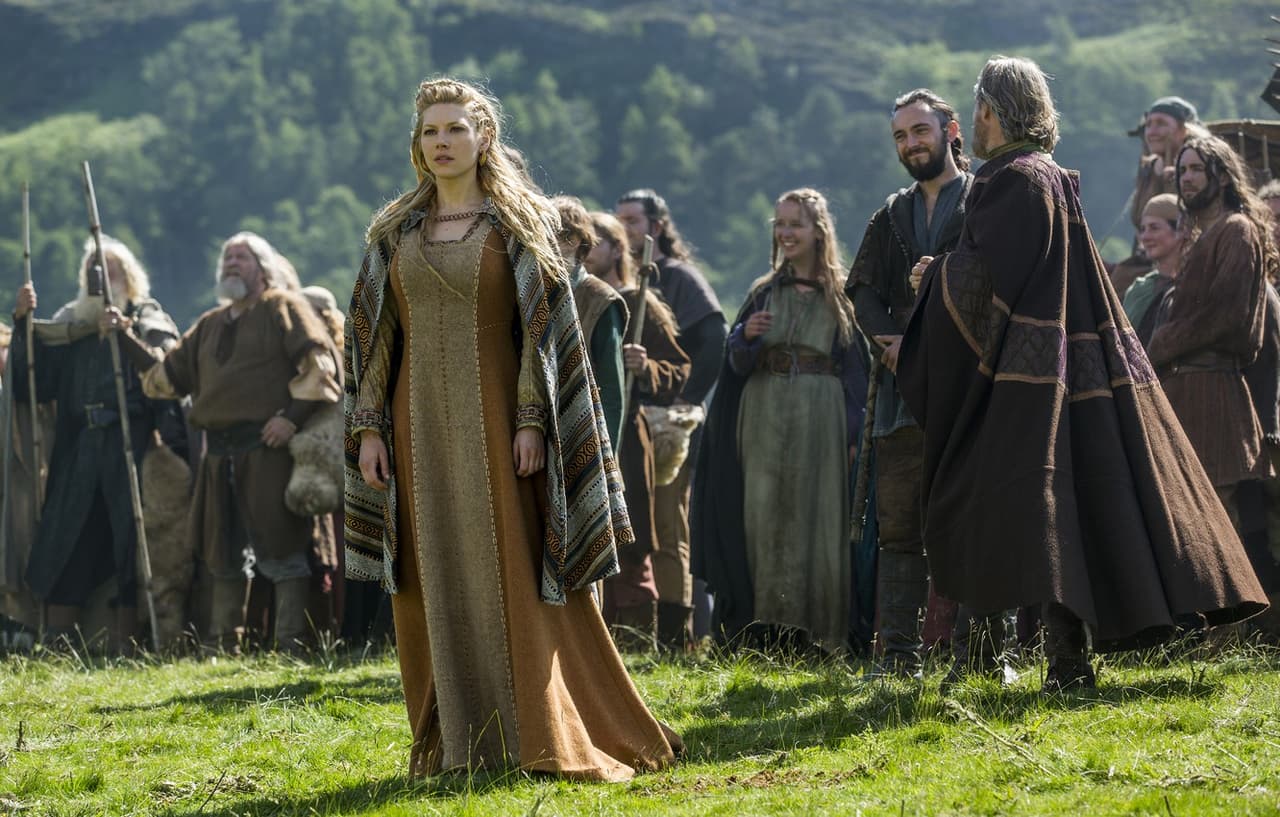En Vikings conocimos a Lagertha, quien comienza siendo la mujer de un granjero y termina teniendo un reino a sus pies.