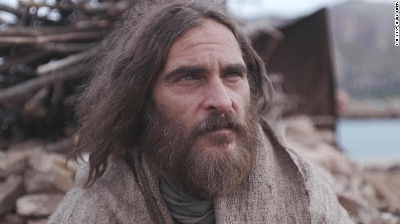 Ese mismo año apareció en 'María Magdalena', al lado de Rooney Mara. Phoenix interpretó a Jesús en esta cinta, por lo que su cabello largo castaño y la barba volvieron a hacer una aparición.