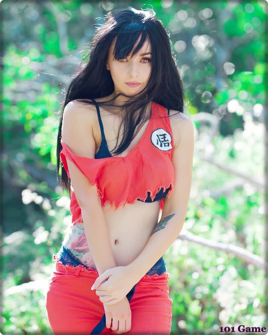 Más de una cosplayer ha recurrido a la creatividad para darle vida al saiyajin, incluso con un toque sensual.