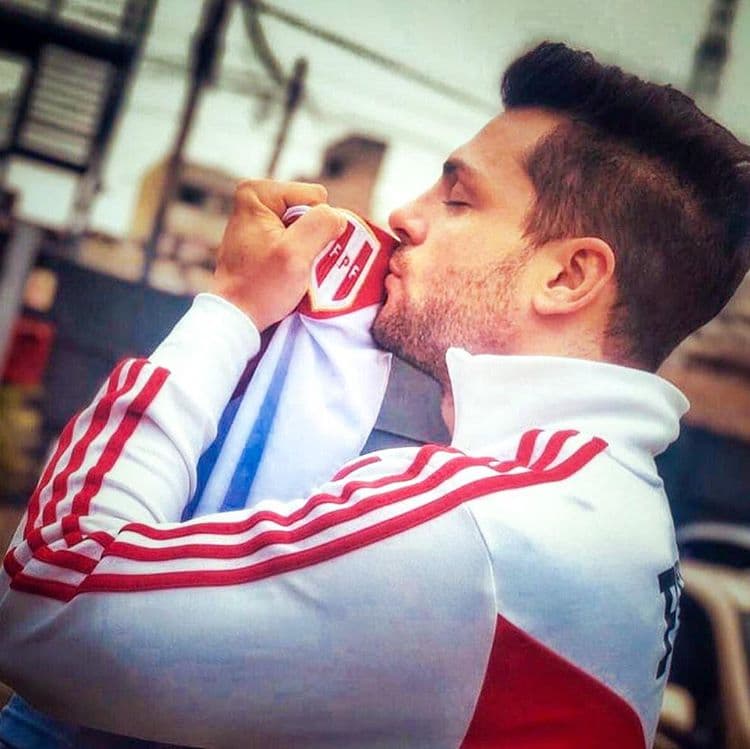 El ahora integrante de Leones incursionó en el fútbol profesional en su natal Perú, en el equipo Circolo Sportivo Italiano, pasando por Deportivo Municipal y Sport Borys, para el equipo de reservas en 2010. Se retiró cuando se percató de que no era su meta en la vida, incursionando posteriormente en el programa ‘Esto es Guerra’, donde estuvo de 2012 a 2019.