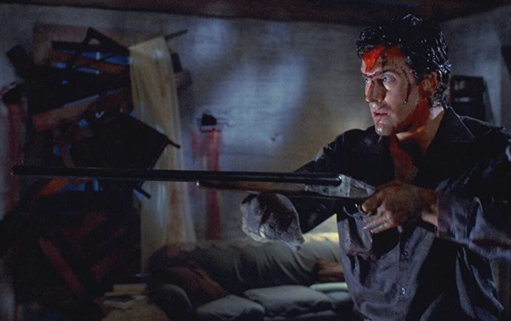 Aunque en un inicio nos asustó la saga, también conocida como Evil Dead, de Sam Raimi, ahora sabemos que está cargada de humor, mezclando la comedia con el gore, logrando un excelente resultado.
