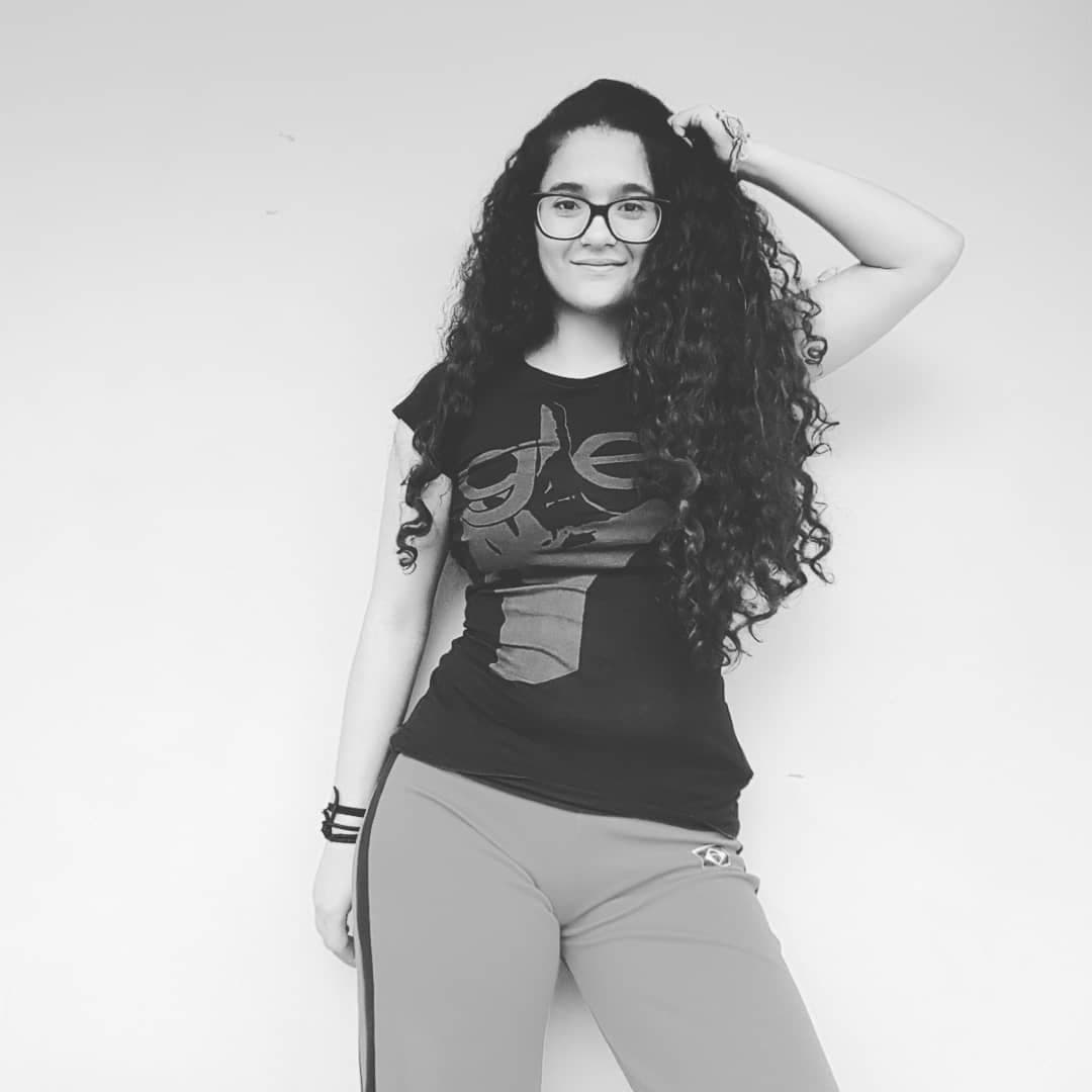 Como puedes ver, Alondra es una actriz sumamente talentosa con varios proyectos, ¿cuál es tu faceta favorita de ella?