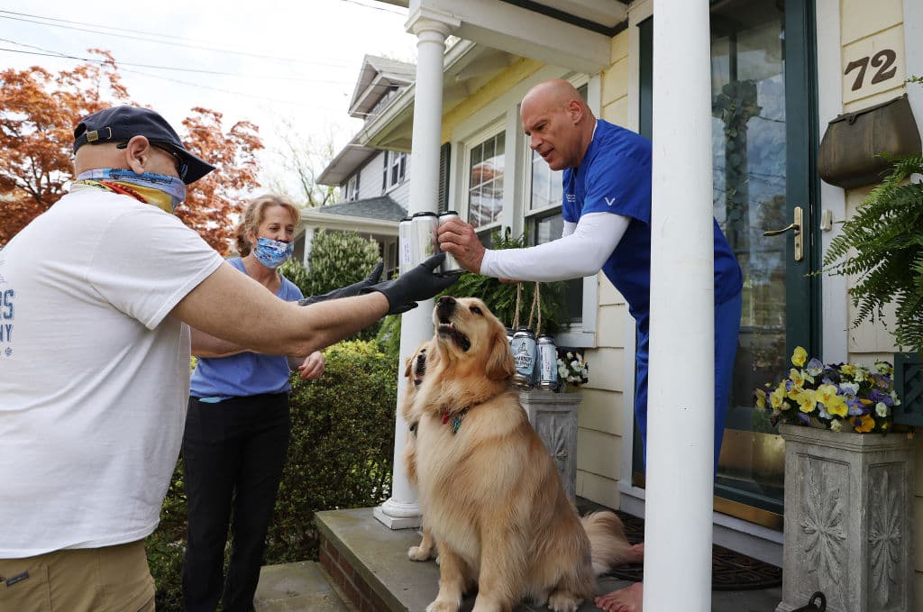 Esto ha sido reconfortante para los perros, que disfrutan del ejercicio y conocen gente en el camino. Mientras que a los clientes les encanta ver a Buddy y Barley y les gusta acariciarlos y saludarlos para que les entreguen la cerveza. Aquí le entregaron a Richard Fernández, técnico del Departamento de Emergencias del Hospital Judío de Long Island.