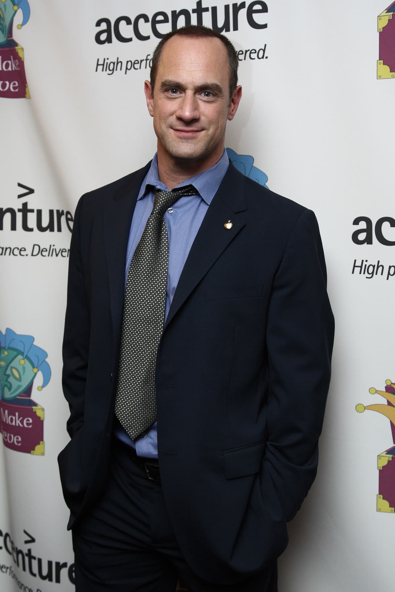 En 1999, Christopher Meloni firmó un contrato para continuar en ‘La ley y el orden: UVE’ por dos temporadas, recibiendo un salario de 6.5 millones de dólares anuales, según IMDb.